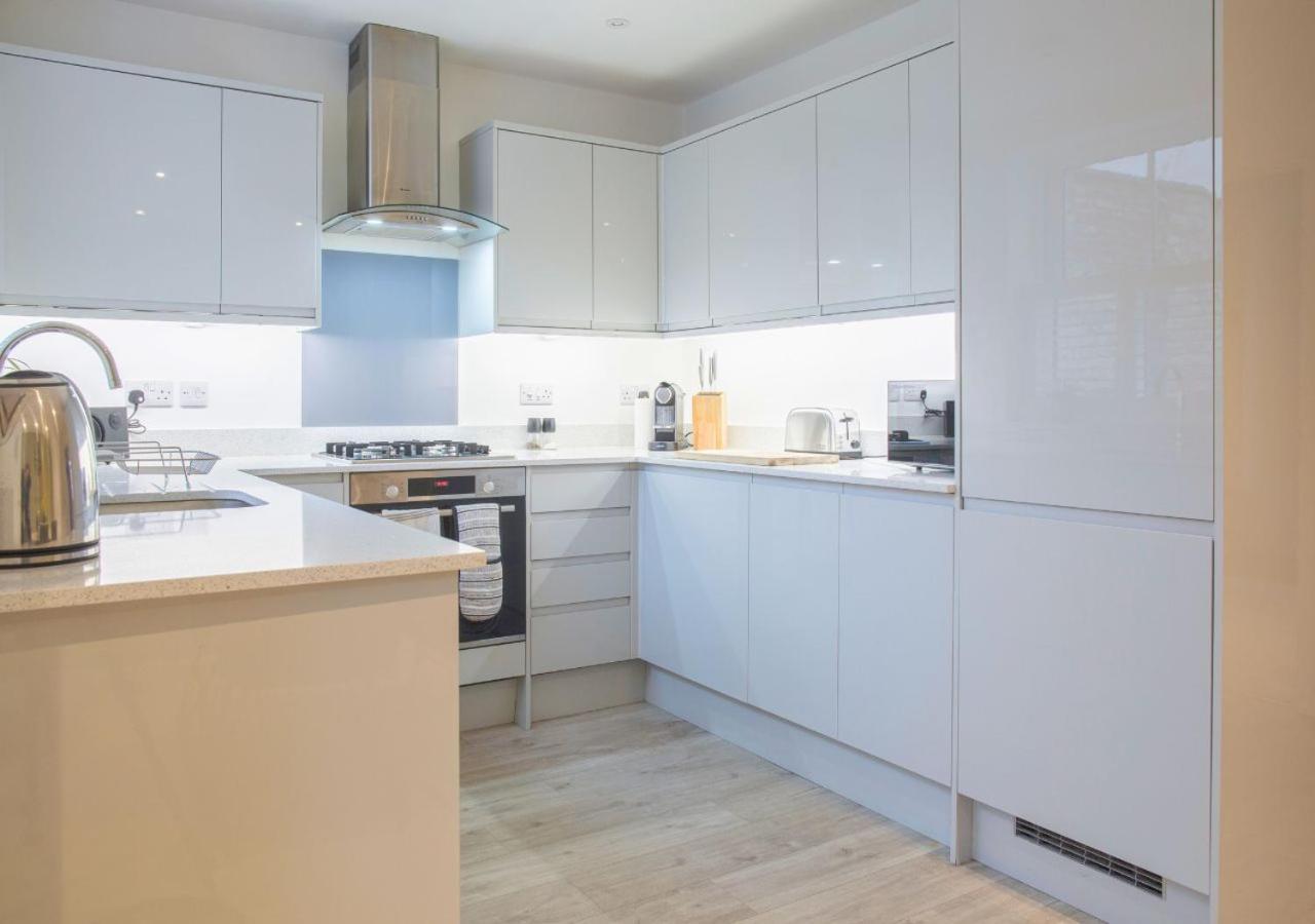 Вілла Stunning 2 Bed With Private Patio And Free Parking Челтнем Екстер'єр фото