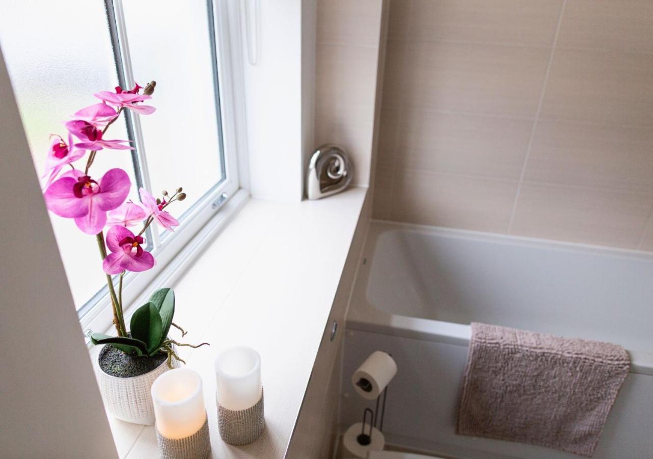 Вілла Stunning 2 Bed With Private Patio And Free Parking Челтнем Екстер'єр фото