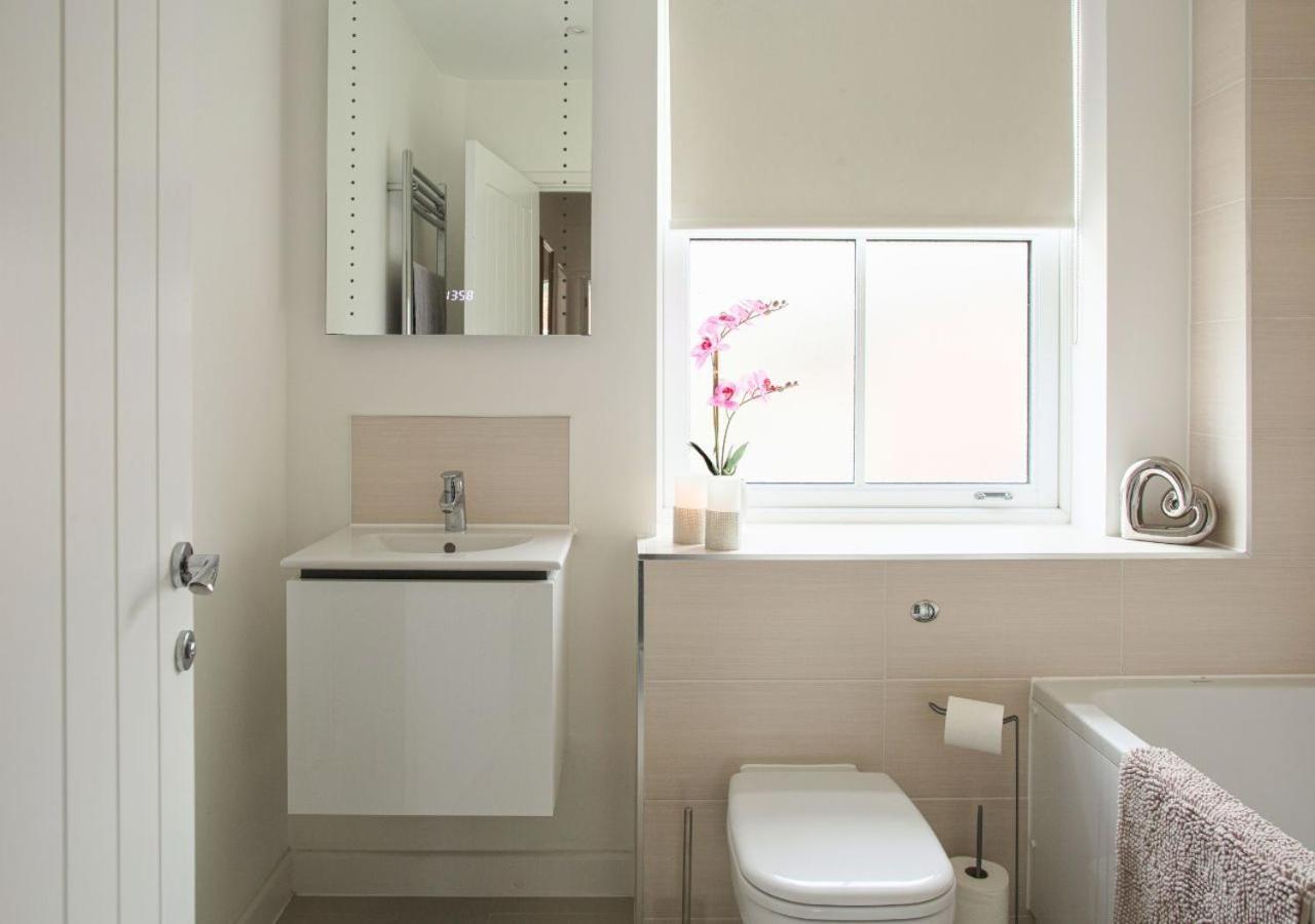 Вілла Stunning 2 Bed With Private Patio And Free Parking Челтнем Екстер'єр фото